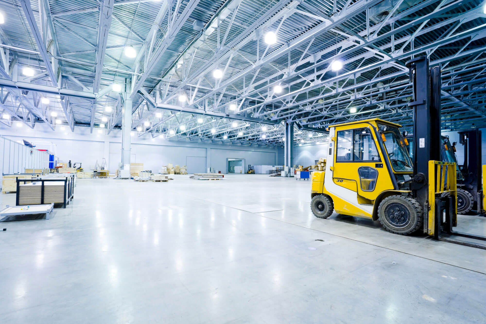 Hochleistungsfähige LED Industriehallenbeleuchtung für optimale Arbeitsbedingungen.