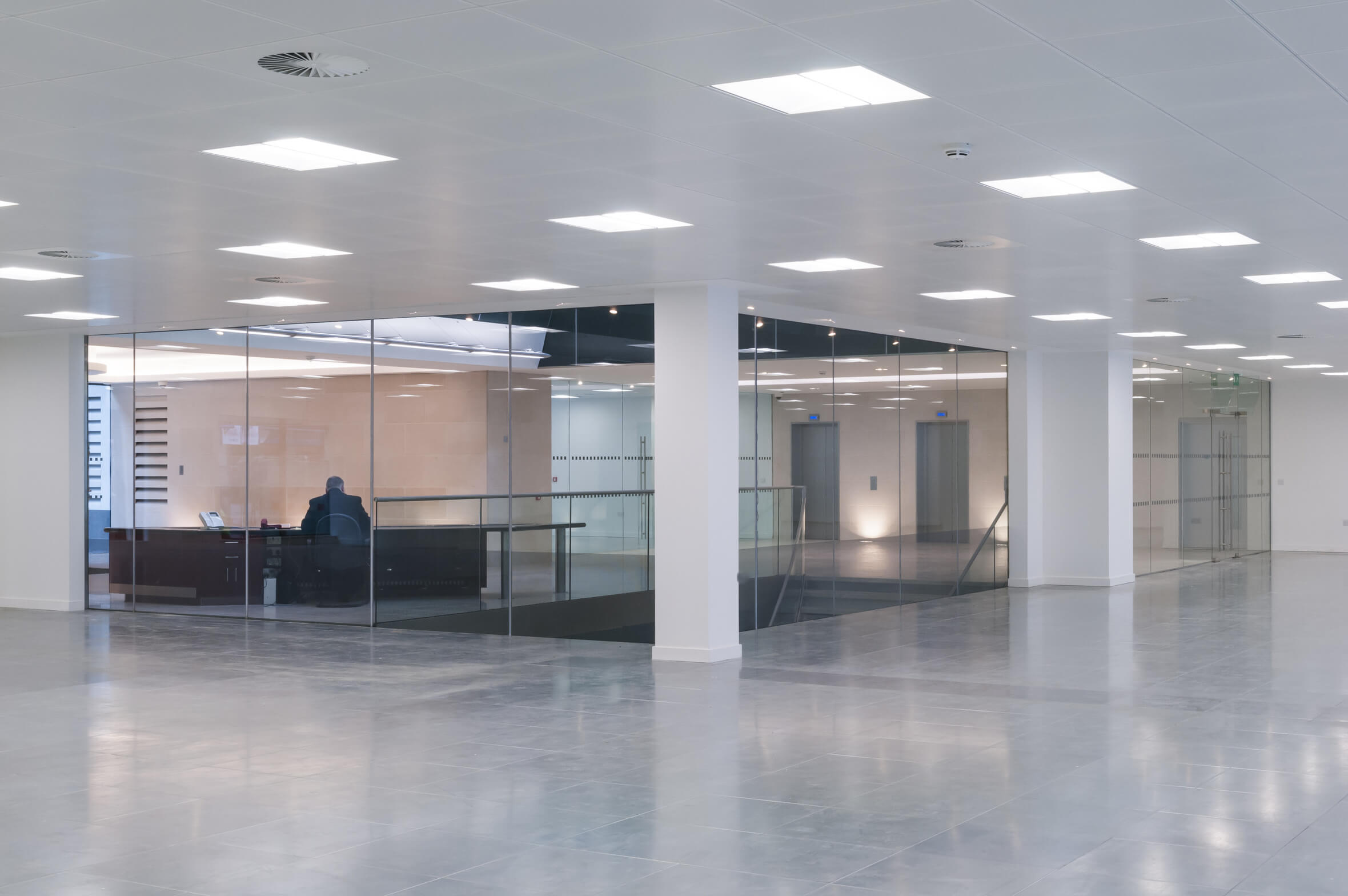 Blendfreie LED Bürobeleuchtung (UGR<19) am Bildschirmarbeitsplatz in Rasterdecke installiert