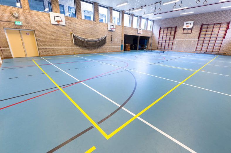 Professionelle LED Sporthallenbeleuchtung als Beispiel für eine gleichmäßige, blendungsarme und ballwurfsichere Ausleuchtung von Sporthallen.