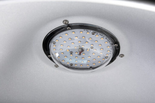 LED Hallenstrahler AML-HBB im Retrofit Design, betont durch die LED Linse für optimierte Lichtverteilung.