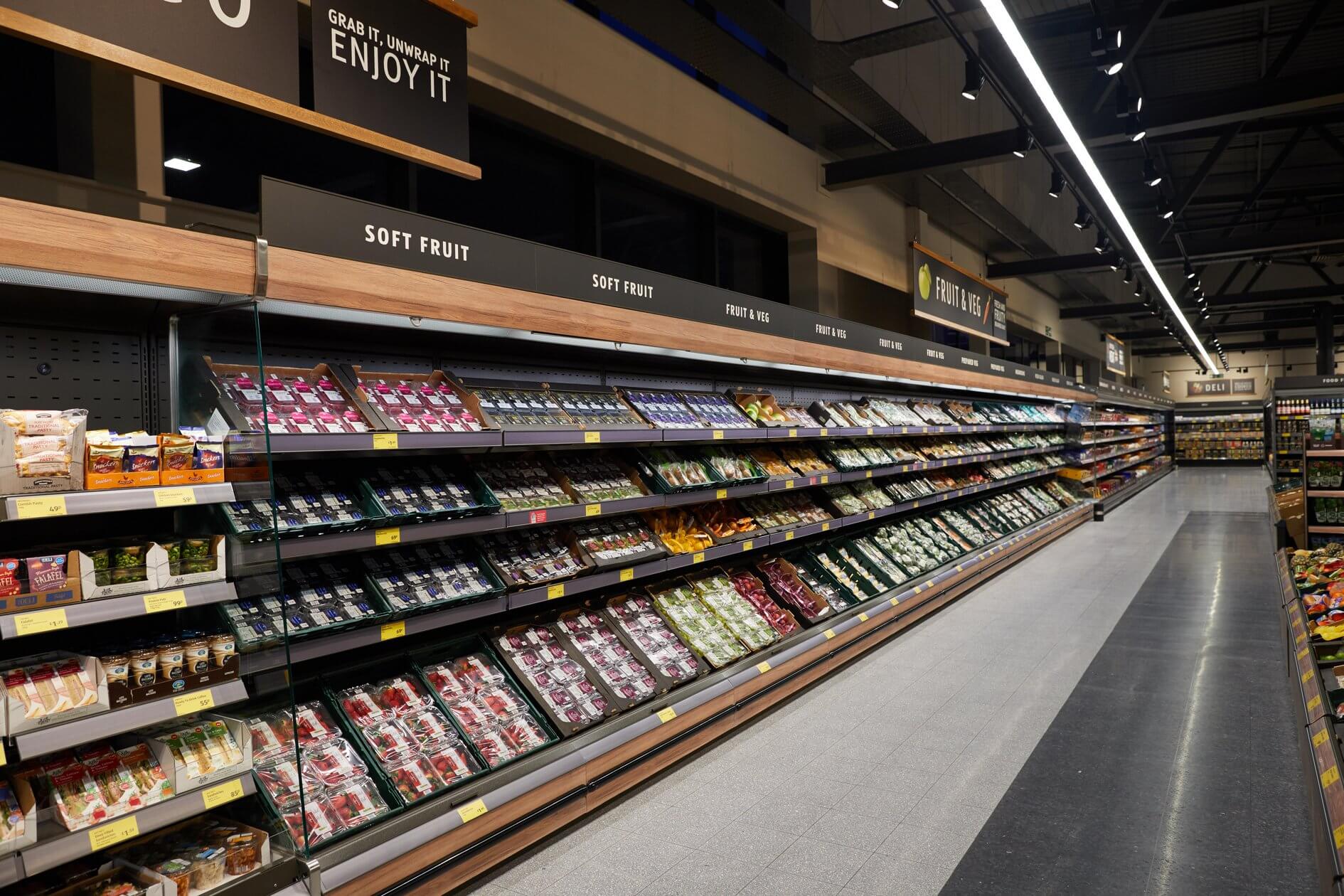 Moderne LED Ladenbeleuchtung als Beispiel für eine gleichmäßige und verkaufsfördernde Ausleuchtung von Verkaufsflächen im Einzelhandel.
