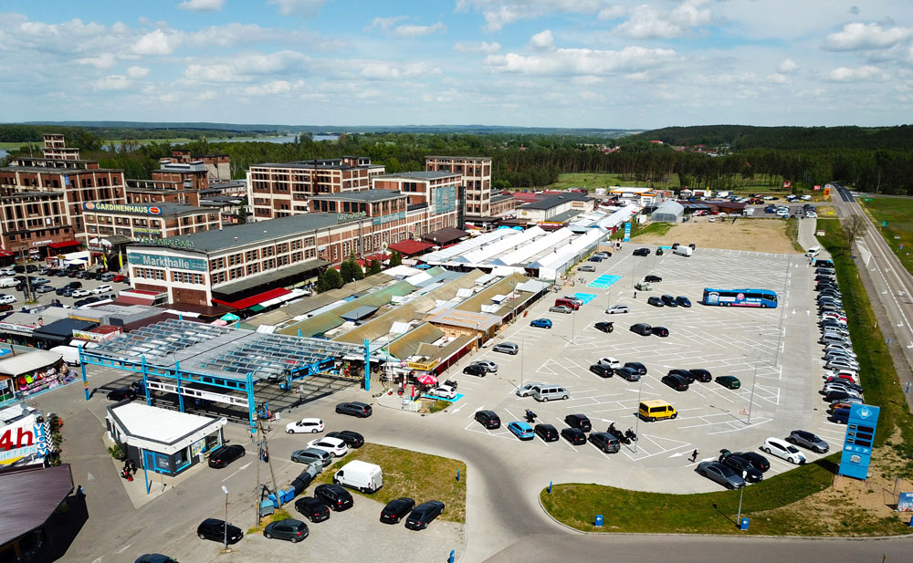 Außenanlage bei Tag: Installierte Lichtmasten für die moderne und sichere LED Beleuchtung am Polenmarkt Hohenwutzen.