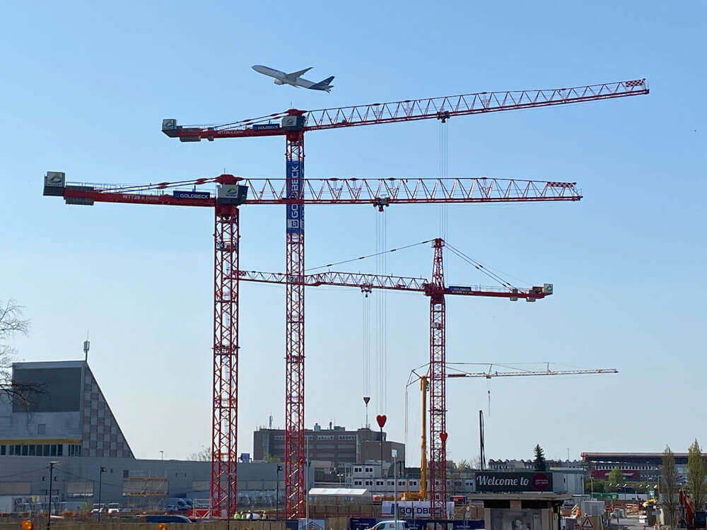 Baukran mit LED Kranbeleuchtung als Beispiel für eine professionelle Kranbeleuchtung im Außenbereich.