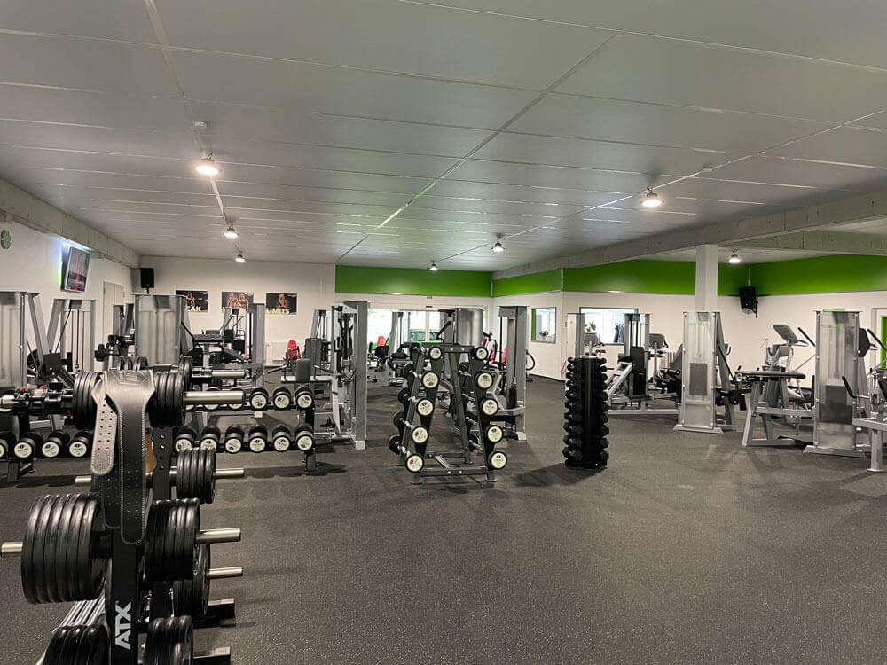 Fitnesspark Zwota, LED Fitnessstudiobeleuchtung für blendfreie Trainingsflächen mit motivierender Lichtwirkung