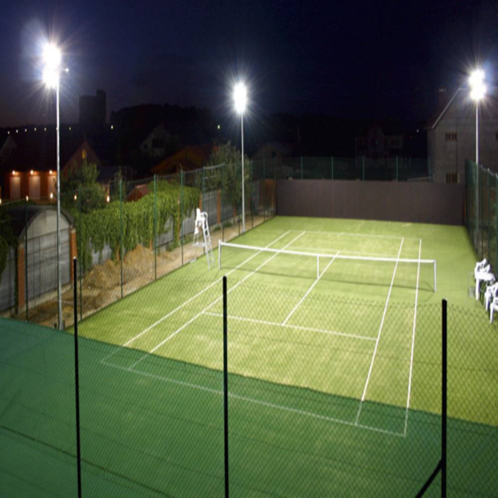 Tennisanlage bei Nacht mit heller, blendfreier LED-Flutlichtbeleuchtung für optimale Spielbedingungen.
