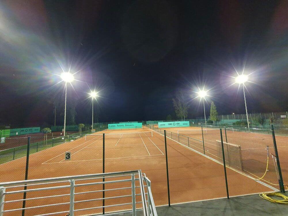 LED Flutlicht für Tennisplatz: Sportplatzbeleuchtung mit gleichmäßiger Ausleuchtung und präziser Lichtführung