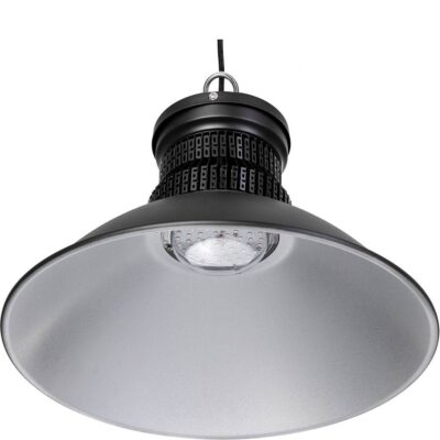 Seitenansicht des AML HBB2 Hallenstrahlers mit seinem breiten, glockenförmigen Reflektor und der freiliegenden Lichtquelle.
