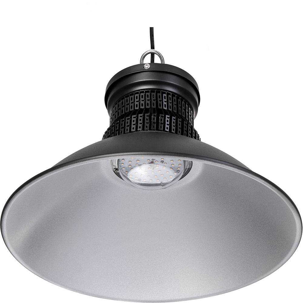 Seitenansicht des AML HBB2 Hallenstrahlers mit seinem breiten, glockenförmigen Reflektor und der freiliegenden Lichtquelle.