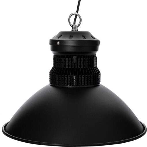Detailansicht des schwarzen Gehäuses des LED-Hallenstrahlers AML HBB2, das die elegante Kühlstruktur und die Aufhängung hervorhebt.