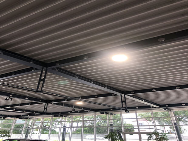 Autohaus Moll Showroom und Werkstatt mit professioneller LED Innenbeleuchtung von August Müller Lichttechnik