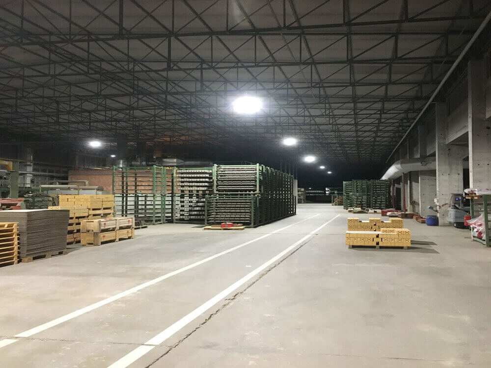 Blendfreie und normgerechte LED Beleuchtung in der staubintensiven Wienerberger Produktionshalle.