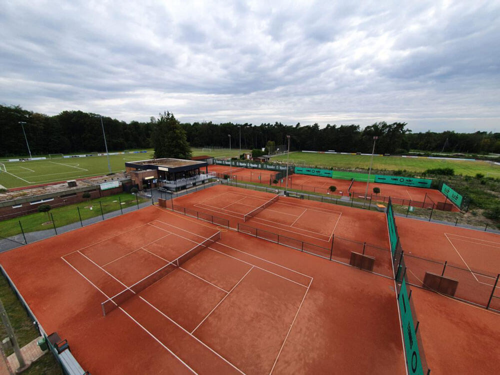 Übersicht der Sportanlage des VfL Grafenwald in der Abenddämmerung unter hellem, normgerechtem LED Flutlicht.