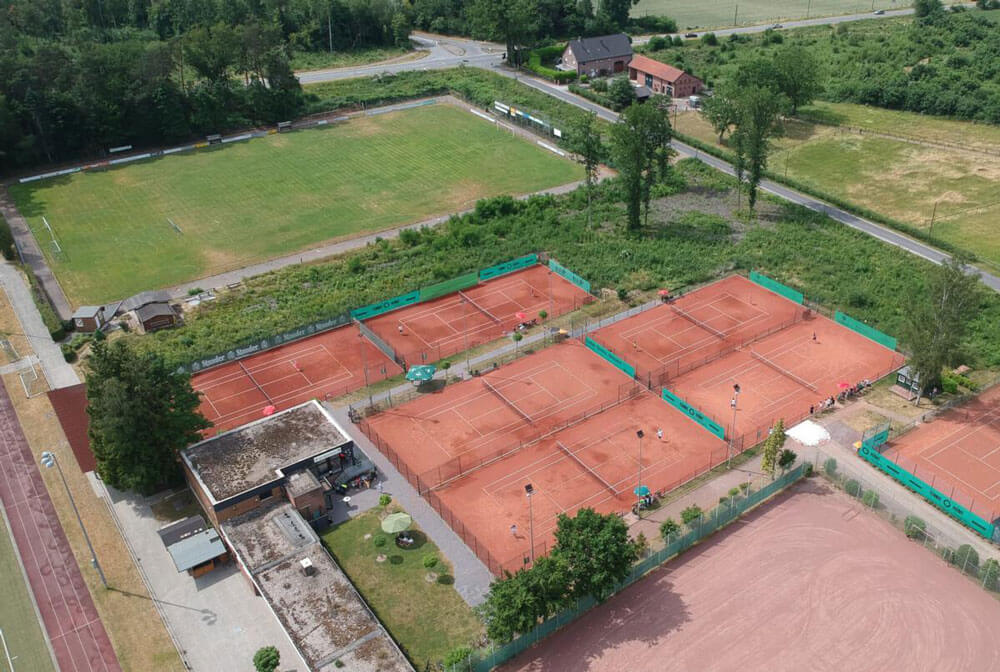 Drohnenansicht des VfL Grafenwald Sportareals: Tennisplätze und Fußballplatz nach der Flutlicht-Sanierung.