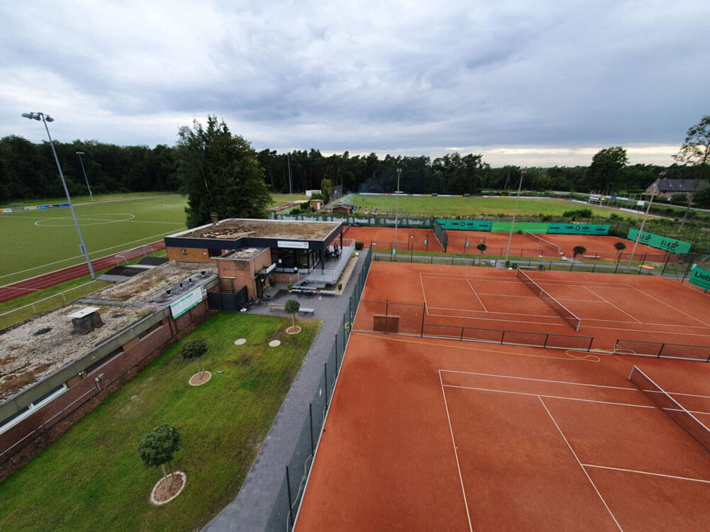 VfL Grafenwald Anlage aus der Vogelperspektive: Effiziente LED Beleuchtung für Tennis- und Fußballplatz.