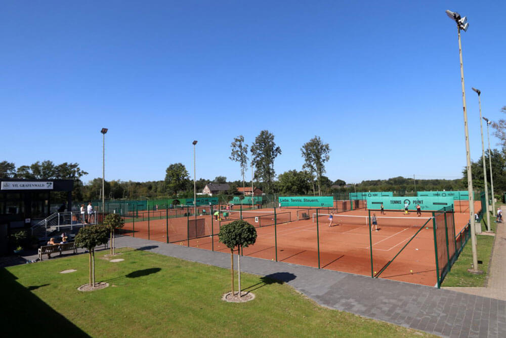 Gesamtansicht der Tennisplätze beim VfL Grafenwald mit gleichmäßiger Ausleuchtung durch AML® LED Flutlichtstrahler.