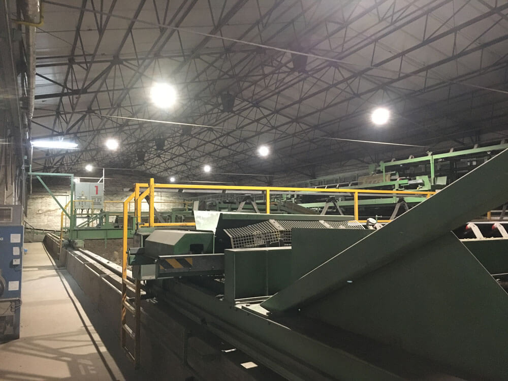 Moderne LED Industriebeleuchtung in einer Industriehalle als Beispiel für eine gleichmäßige Ausleuchtung technischer Arbeitsbereiche.