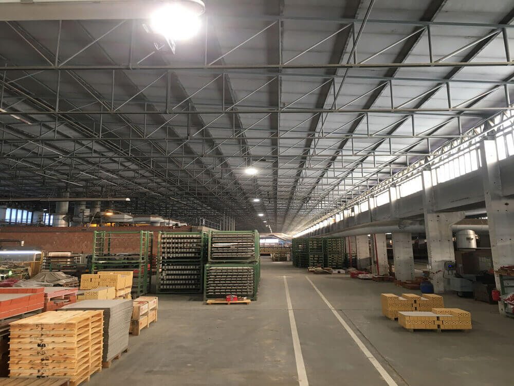 Detailansicht: Energieeffiziente LED Industriebeleuchtung in der Produktionshalle der Wienerberger GmbH.