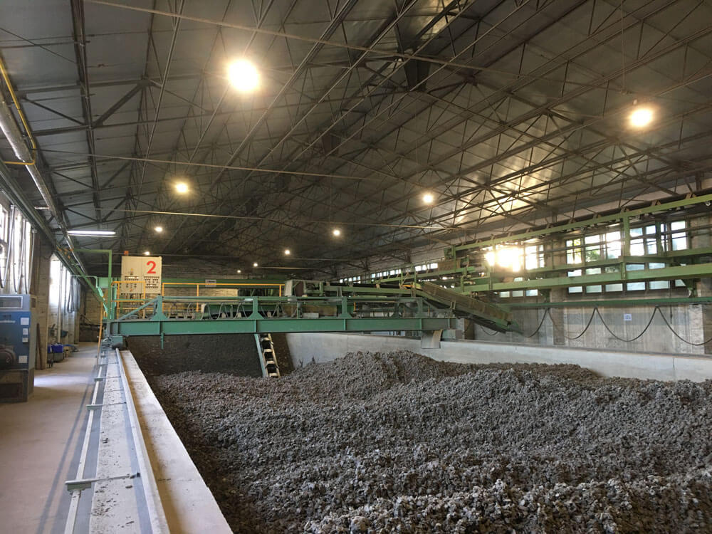 Produktionshalle mit professioneller LED Produktionsbeleuchtung als Beispiel für eine gleichmäßige Ausleuchtung in Fertigung und Industrie.